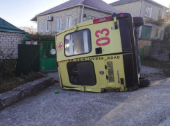 В Новороссийске припаркованная «карета» скорой помощи перевернулась, скатившись с горы