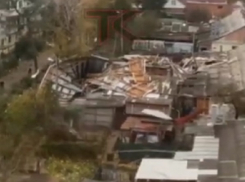 В Краснодаре сильный ветер сорвал крыши и повалил деревья: фото и видео