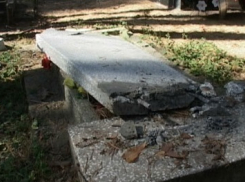 На Кубани вандалы надругались над могилами из-за денег 