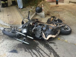 Два мотоциклиста в Сочи стали участниками ДТП