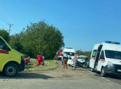 Под Краснодаром вылетевший на встречку таксист устроил смертельное ДТП