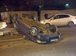 «Чуть не угробил малыша!»: в Краснодаре «неадекват» врезался в «десятку» и перевернул свое авто