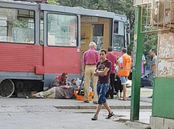 В Краснодаре трамвай сбил мужчину, переходящего дорогу в неположенном месте