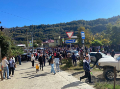 Жители Сочи добились восстановления двустороннего движения по трассе на Красную поляну 