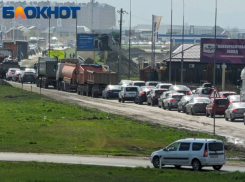 Массовое ДТП с участием 4 авто спровоцировало большую пробку под Краснодаром