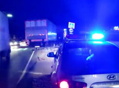 Автобус с вахтовиками врезался в фуру в Краснодарском крае: 4 пострадавших