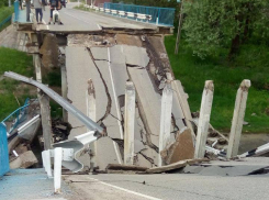 Появилось видео крушения моста под Краснодаром