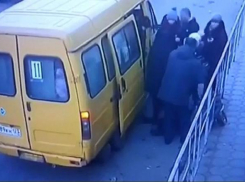 Водитель маршрутки на Кубани бросил на дороге пассажирку без сознания