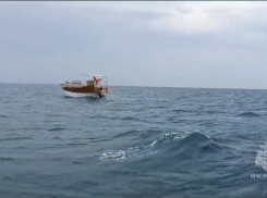 В Черном море потерял управление катер, направлявшийся в Краснодарский край