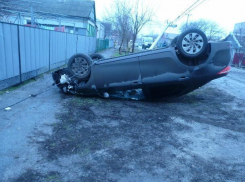 Пьяная женщина-водитель в Приморско-Ахтарске врезалась в столб