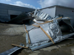 Ветер принес в Краснодар кирпичный дождь, а в Горячем Ключе сорвал крышу 