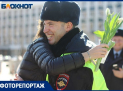 Краснодарские полицейские останавливали девушек за рулем и дарили им цветы 