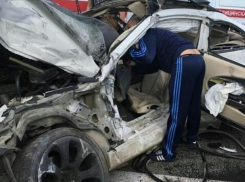 Женщину-водителя зажало в искореженной машине под Краснодаром