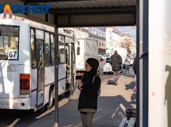 Простояли час на остановке: в Краснодаре общественный транспорт работает со сбоями
