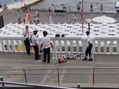 Казаки в Сочи были озадачены лежащей на земле девушкой