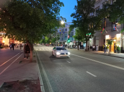  «Разгоняют толпы на тротуары»: в Краснодаре улицу Красную закрыли для людей