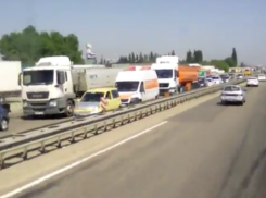  На трассе в сторону Джубги образовалась многокилометровая пробка 
