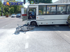 Девушку на байке сбил автобус у администрации Краснодарского края