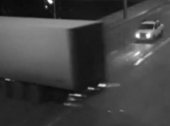 На Пушкинской площади в Краснодаре фура снесла столб