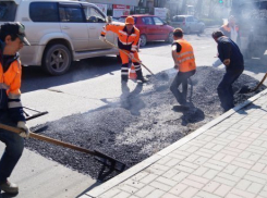  В Новороссийске переделывают дорогу, которую укладывали под дождем 