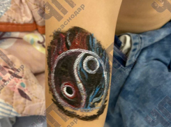 На пляже в Краснодарском крае разгорелся скандал из-за детского тату за 5000 рублей 