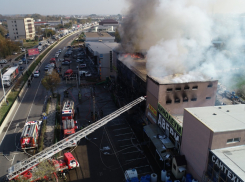 По улице Уральской в Краснодаре ограничено движение транспорта из-за пожара