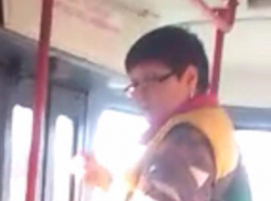 Скандал в трамвае: в Краснодаре кондуктор выставила из вагона заблудившегося первоклассника