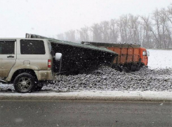 Огромная фура наполненная свеклой перевернулась в Динском районе