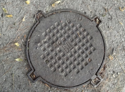 Житель Кропоткина посреди дня воровал крышки люков 