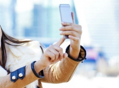 В Сочи школьницы сделали опасное селфи на железной дороге 