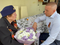 Депутат Гордумы Краснодара поздравил с 80-летием Победы ветерана Галину Вшивцеву