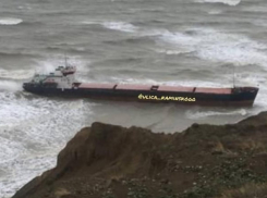 Севший на мель сухогруз «отпразднует» Новый год на Кубани 