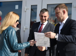 Первые жильцы проблемного ЖК «Парусная Регата» получили ключи от квартир из рук главы Краснодара