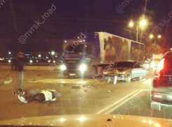 В Новороссийске мопедисты проехали по пешеходному переходу и угодили под авто