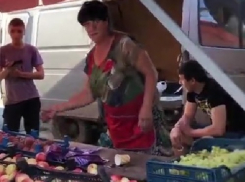 Торговка «снесенного» павильона в Краснодаре кидалась яблоками в покупателей