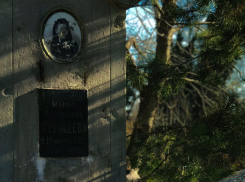 Смотритель кладбища, где захоронена ведьма Марфа в Краснодаре, проводит экскурсии для детей 