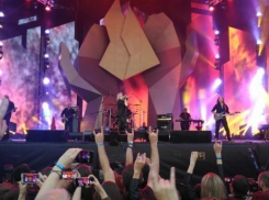  Лидер «Алисы» Кинчев подскользнулся на сцены во время выступления под Краснодаром 