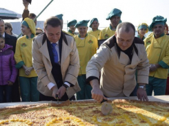  Мэр Сочи съел хачапури, вошедшее в Книгу рекордов России 