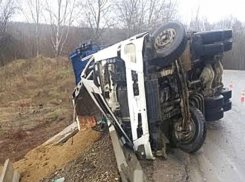 На Кубани водитель грузовика разбился насмерть при ударе о бетонную плиту