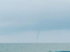 В Туапсе поднявшийся над Черным морем смерч попал на видео