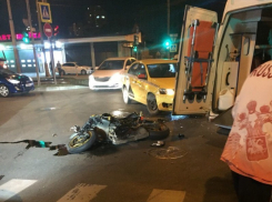  «Яндекс.Такси» в Краснодаре врезалось в мотоцикл, водитель в тяжелом состоянии 