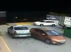 Чудеса парковки демонстрируют на Кубани девушки за рулем