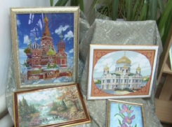 Пенсионерка из Краснодарского края создала картины с помощью горячего утюга