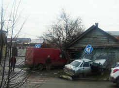 Фургон на высокой скорости протаранил стену краснодарского дома