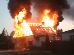 В Краснодарском крае сгорел двухэтажный жилой дом