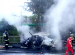 Шесть человек вытащили из полыхающей машины в Сочи