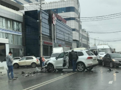 В столкновении трех иномарок и автобуса в центре Краснодара пострадали женщина и «ребенок войны»