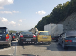 Жители Новороссийска не могли попасть домой из-за многокилометровой пробки