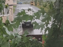 Холодный ветер, ливень и гром: в Краснодаре бушует непогода