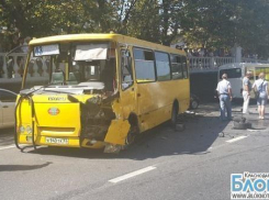 В Сочи пассажирский автобус попал в аварию